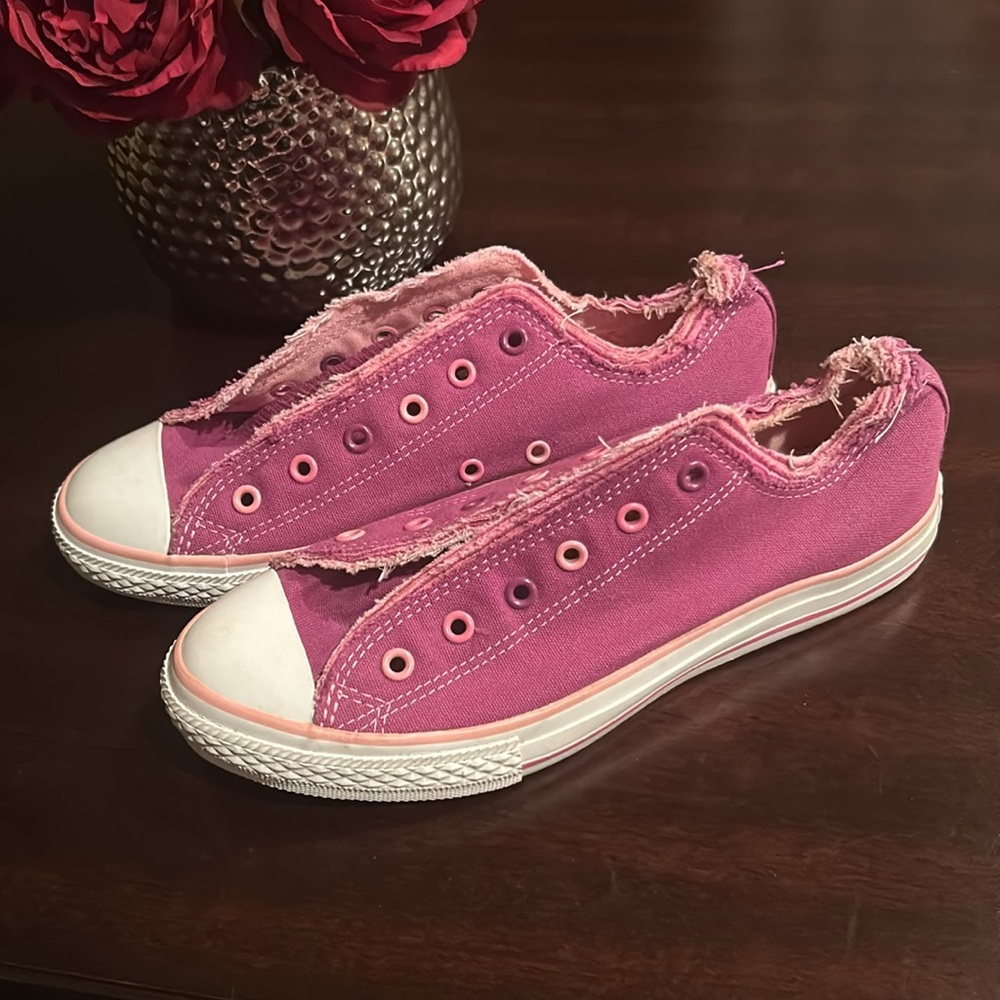 Converse Junior Size 6 W/ Distressed Borders Purple and pink color, Brand new - Picture 2 of 12